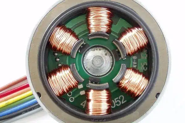 Kleiner bürstenloser Gleichstrommotor mit entferntem Rotor, zeigt sechs kupfergewickelte Pole auf einem laminierten Stator