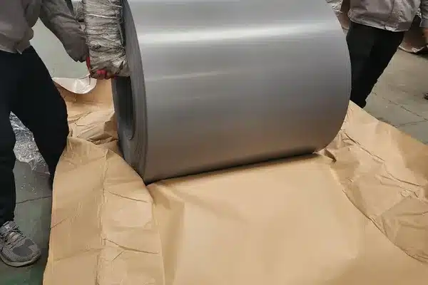 Elektroband-Spule auf braunem Schutzpapier auf einem Werkstattboden abgesenkt