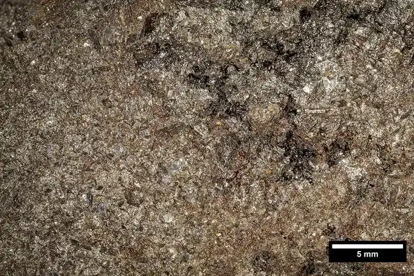 Nahaufnahme eines Ferrosilizium-Lumpen mit einer grau, kristallinen metallischen Oberfläche und einem 5 mm Maßstab