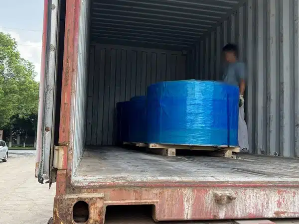 Geschlitzte Siliziumstahl-Spulen auf Holzpaletten in einem Schiffscontainer
