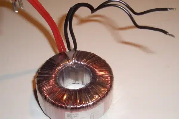 Toroidal mains transformer with a wound core inside the copper winding